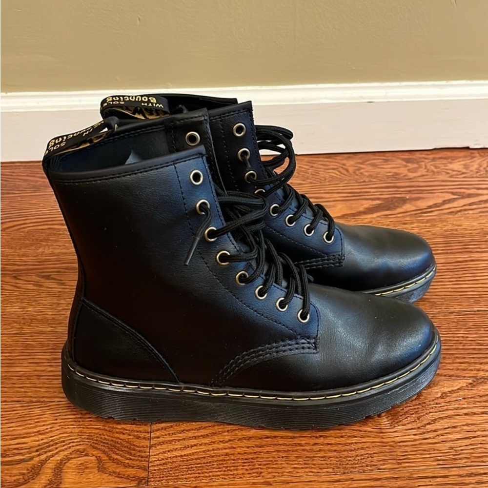 Doc Marten Zavala Women’s Boot. Authentic black leather.